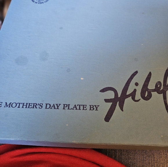 Edna Hibel Mother’s Day plate - Picture 5 of 7